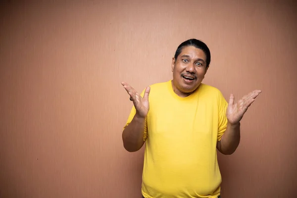 Alter Asiatischer Mann Gelbem Shirt Mit Offenem Arm Oder Einladender — Stockfoto