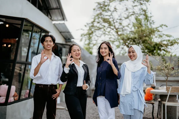 Grupp Glada Unga Företagare Som Bär Tillfälliga Kläder Med Okej — Stockfoto