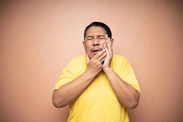 Starý Asijský Muž Trpící Bolestí Zubů Sevřením Tváře Gesto Prostém — Stock fotografie