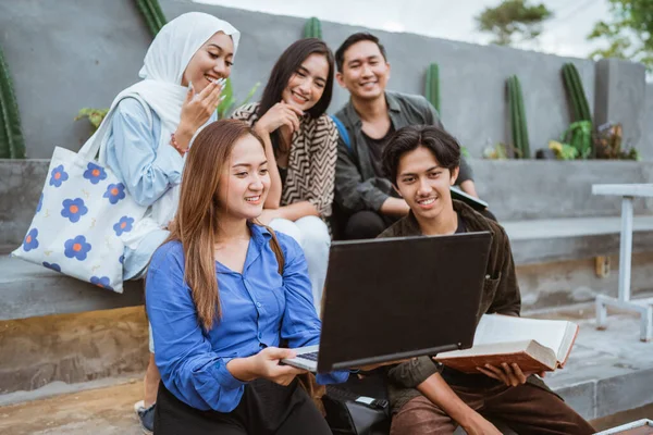 Bir Grup Asyalı Öğrenci Kampüsün Dışında Dizüstü Bilgisayarla Çalışırken Bir — Stok fotoğraf