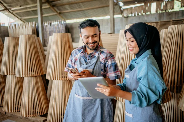 Hombre Emprendedor Sosteniendo Teléfono Celular Chats Con Una Mujer Emprendedora —  Fotos de Stock