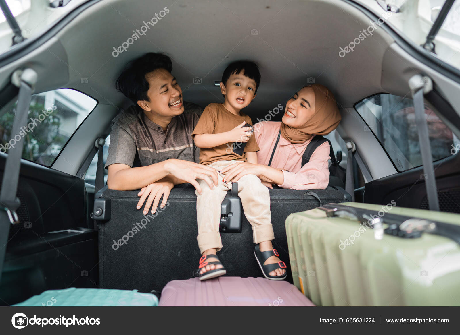Home　Photo　Asian　Family　665631224　by　Going　Stock　Trip　Road　Eid　Back　©odua　Happy　Muslim