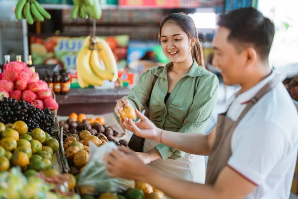 Mannelijke Verkoper Schort Bereidt Vruchten Voor Klant Aan Fruitkraam — Stockfoto