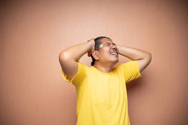 Asiatischer Alter Mann Spürt Kopfschmerzen Migräne Mit Geballter Kopfgeste — Stockfoto