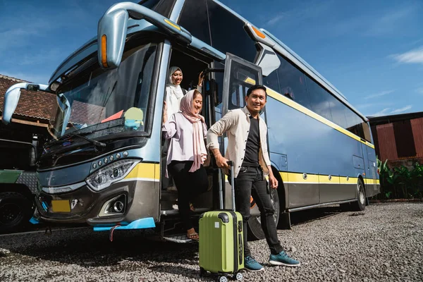 Glückliche Asiatische Muslimische Passagiere Stehen Schlange Aus Dem Bus Steigen — Stockfoto