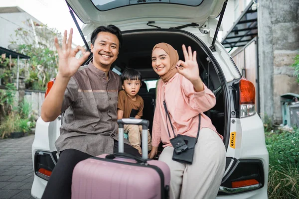 Feliz Asiático Musulmán Familia Con Niño Sentado Coche Tronco Con —  Fotos de Stock