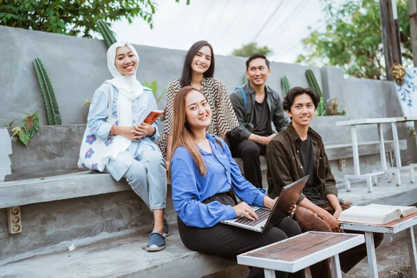 Skupina Usměvavých Asijských Studentů Shromáždila Knihami Notebookem Venkovní Kavárně — Stock fotografie
