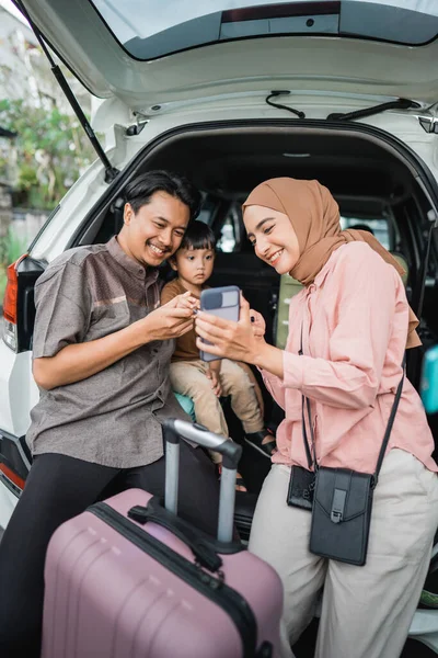 Щаслива Азіатська Мусульманська Сім Дитиною Сидить Багажнику Автомобіля Валізою Готова — стокове фото