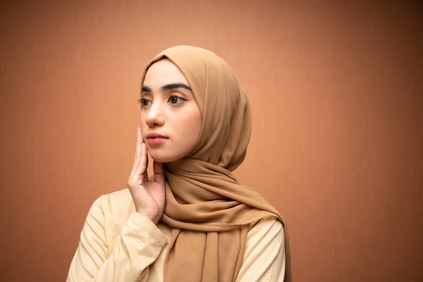 Feliz Mestiço Mulher Hijab Beleza Foto Fundo Laranja — Fotografia de Stock