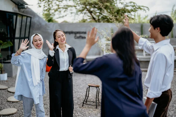 屋外のコワーキングスペースで会うときに手を振るアジアのビジネスマンのグループ — ストック写真