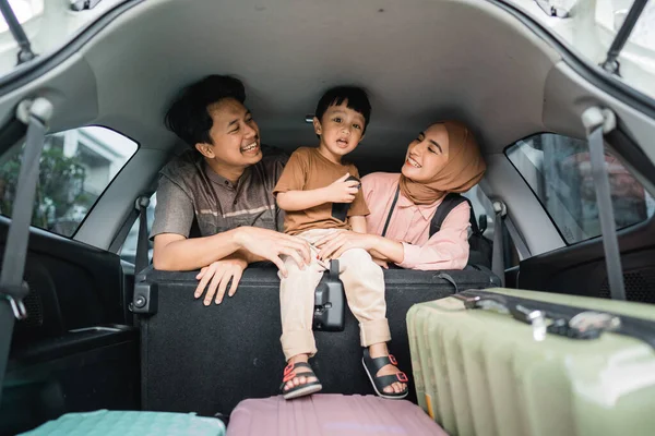 Gelukkig Aziatische Moslim Familie Gaan Reis Terug Naar Huis Tijdens — Stockfoto