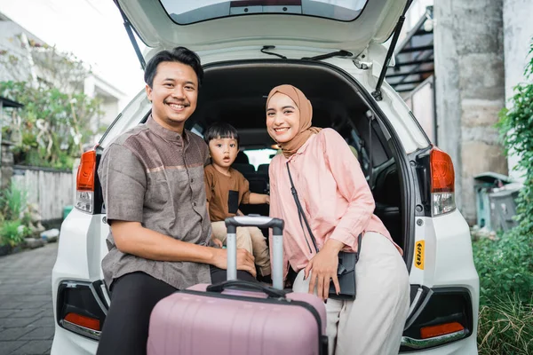 Szczęśliwa Azjatycka Muzułmańska Rodzina Jedzie Podróż Domu Podczas Eid Mubarak — Zdjęcie stockowe