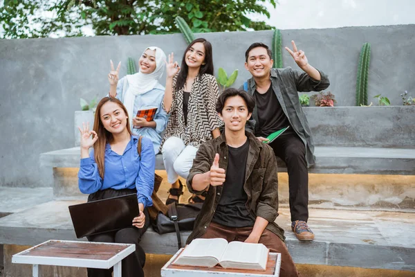 Grupp Glada Studenter Som Ler Med Några Handgester Medan Sitter — Stockfoto