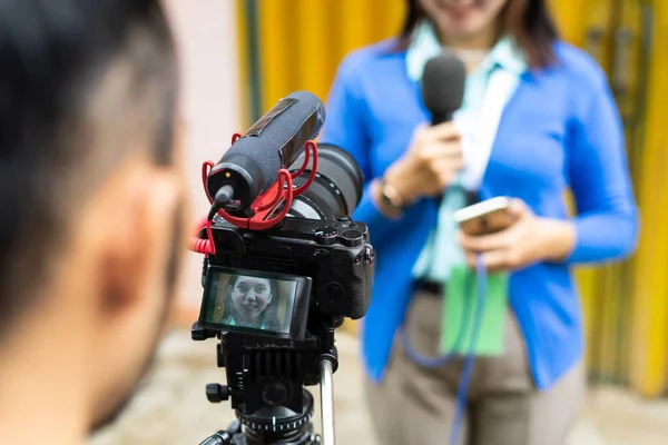 Camarógrafo Grabando Hermoso Reportero Cárdigan Azul Para Material Noticias Usando —  Fotos de Stock