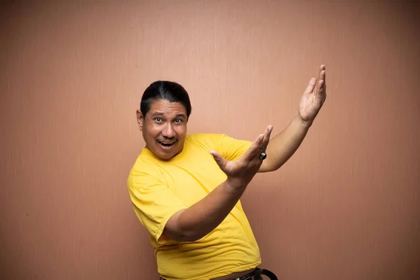 Velho Asiático Homem Vestindo Amarelo Tshirt Apresentando Promovendo Algo Simples — Fotografia de Stock
