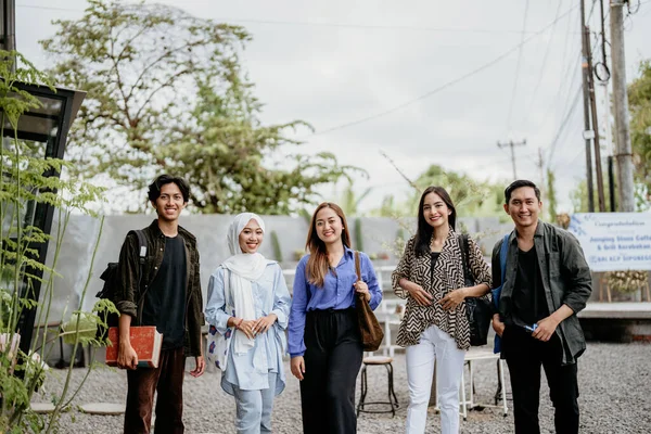 Χαμογελαστή Ομάδα Ασιατών Φοιτητών Που Στέκονται Έναν Υπαίθριο Χώρο Συνεργασίας — Φωτογραφία Αρχείου