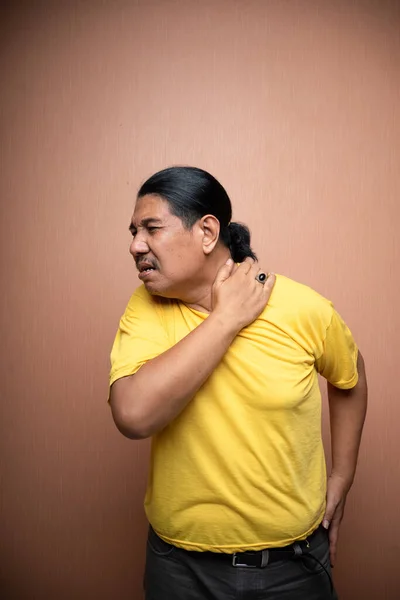 Velho Asiático Homem Sofrendo Ombro Dor Com Apertando Seu Ombro — Fotografia de Stock