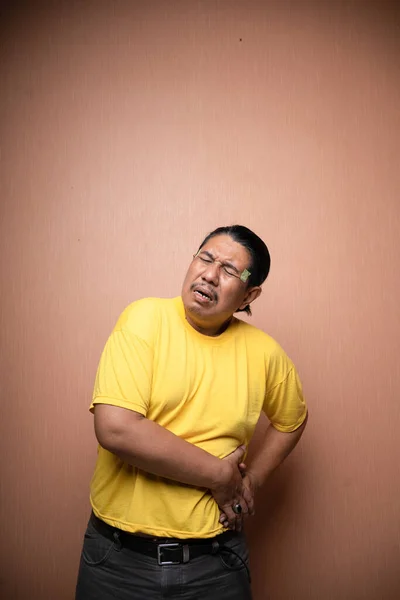 Alter Asiatischer Mann Der Bauchschmerzen Leidet Die Den Magen Zusammenpressen — Stockfoto