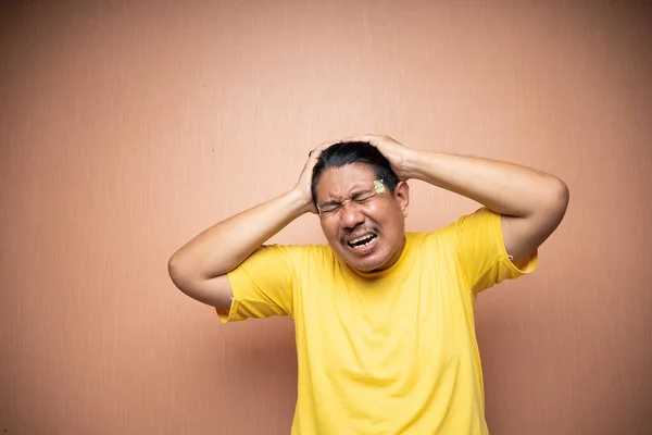 Aziatische Oude Man Gevoel Hoofdpijn Migraine Met Klemmen Hoofd Gebaar — Stockfoto
