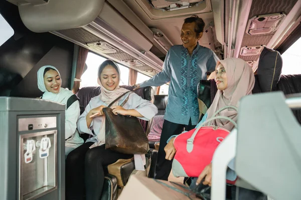 Penumpang Muslim Dari Asia Yang Bahagia Melakukan Perjalanan Bus Untuk — Stok Foto