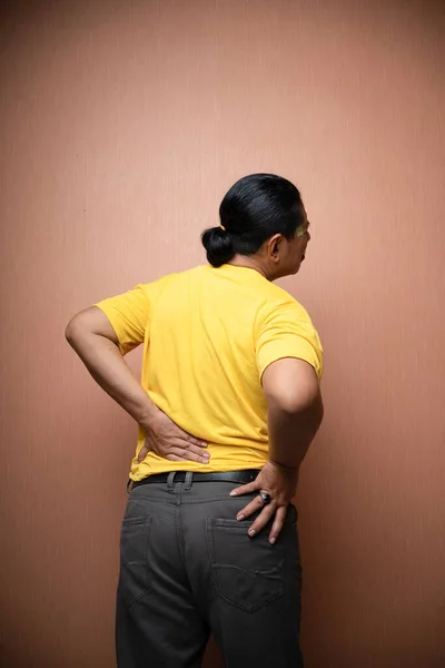 Viejo Asiático Hombre Sufrimiento Espalda Dolor Con Apretando Espalda Gesto —  Fotos de Stock