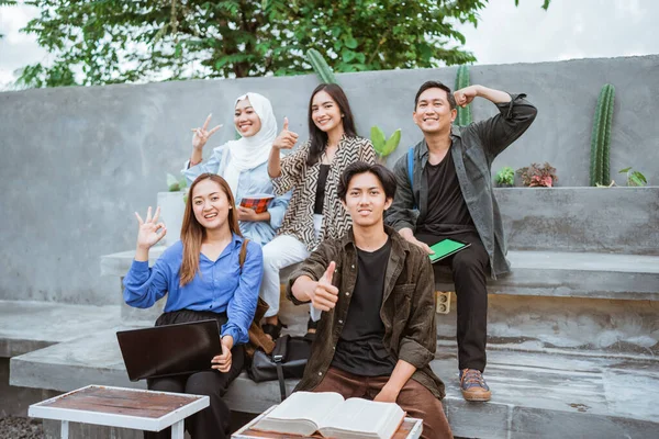 Grupp Universitetsstudenter Som Har Roligt Medan Sitter Med Handgester Okej — Stockfoto