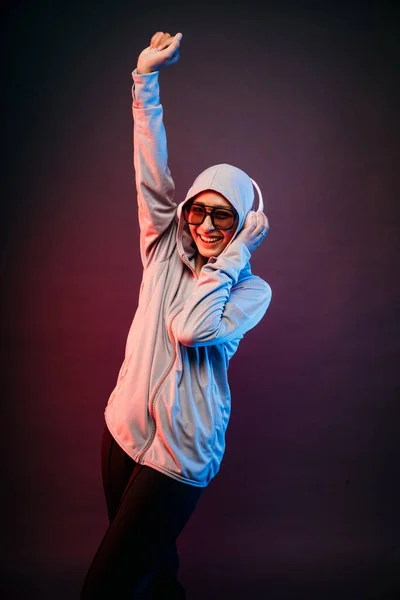 Woman Wearing Sport Wear Jacket Sunglasses Earphone Looks Happy Right — Stock Photo, Image