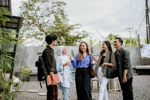 Asiatiska Studentgruppen Står Upp Medan Umgås Utomhus Coworking Space — Stockfoto