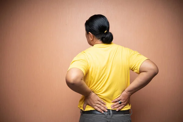 Viejo Asiático Hombre Sufrimiento Espalda Dolor Con Apretando Espalda Gesto — Foto de Stock