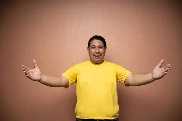 Alter Asiatischer Mann Gelbem Shirt Mit Offenem Arm Oder Einladender — Stockfoto