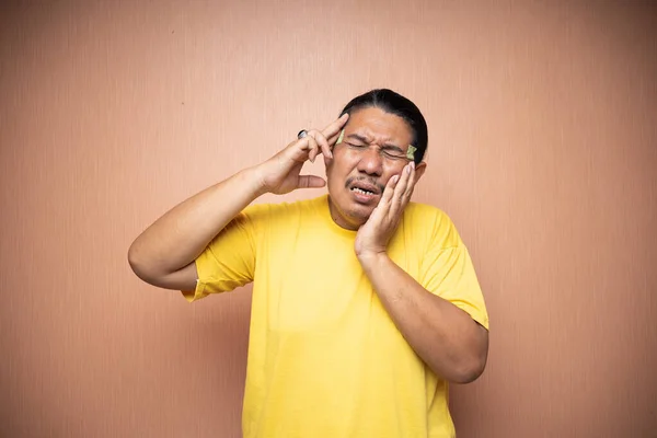 Азіатський Старий Відчуває Головний Біль Мігрень Зубний Біль Чіпляючим Жестом — стокове фото