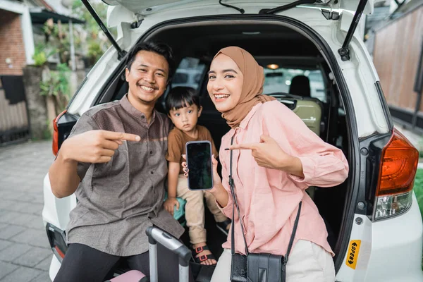 Mutlu Asyalı Müslüman Bir Aile Çocuk Bagajında Bavuluyla Oturuyor Kameraya — Stok fotoğraf