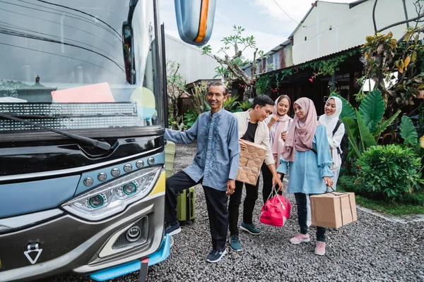 Feliz Asiático Muçulmano Passageiros Indo Ônibus Estrada Viagem Para Eid — Fotografia de Stock