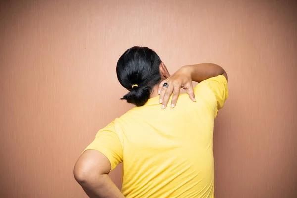 Idade Asiático Homem Sofrendo Ombro Dor Com Apertando Seu Ombro — Fotografia de Stock