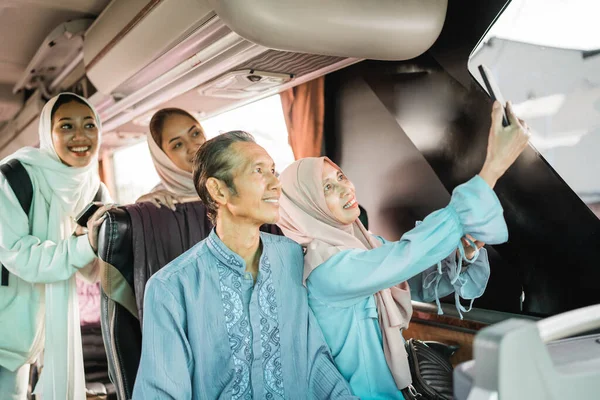 Ältere Muslimische Paar Mit Telefon Während Der Reise Mit Dem — Stockfoto