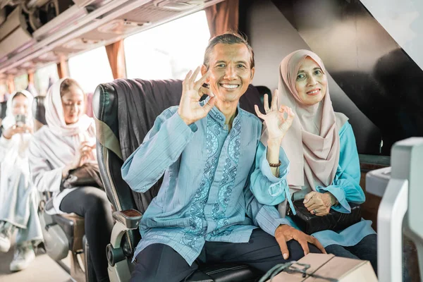 Ώριμο Χαμόγελο Επιβάτη Δείχνει Τον Αντίχειρα Επάνω Κάθεται Στο Λεωφορείο — Φωτογραφία Αρχείου