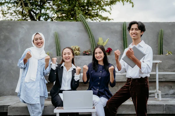 Grupa Szczęśliwych Młodych Azjatyckich Biznesmenów Zaciśniętymi Dłońmi Spotkaniu Świeżym Powietrzu — Zdjęcie stockowe