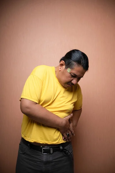 Alter Asiatischer Mann Der Bauchschmerzen Leidet Die Den Magen Zusammenpressen — Stockfoto