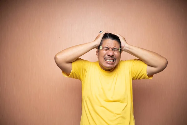 Asiatischer Alter Mann Spürt Kopfschmerzen Migräne Mit Geballter Kopfgeste — Stockfoto