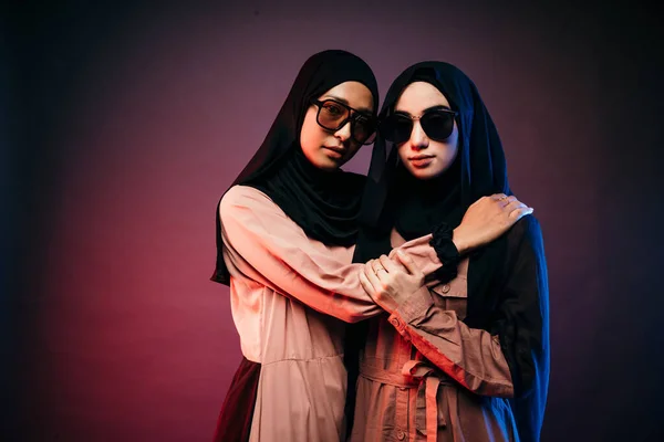 Zwei Muslimische Frauen Schwarzem Hijab Orangefarbenem Langen Kleid Und Sonnenbrille — Stockfoto