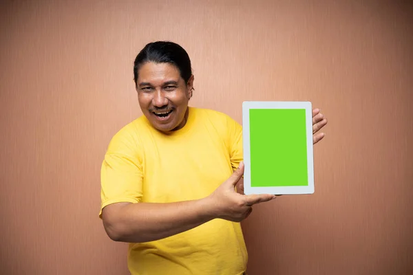 Old Asian Man Wearing Yellow Tshirt Holding Tablet Showing Camera — Stock Photo, Image