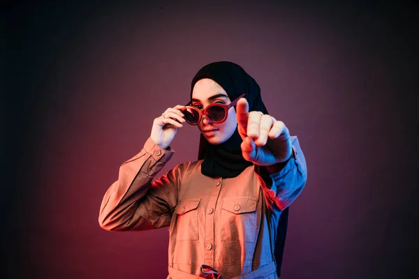 Mujer Musulmana Con Hijab Negro Vestido Largo Naranja Posando Lado — Foto de Stock