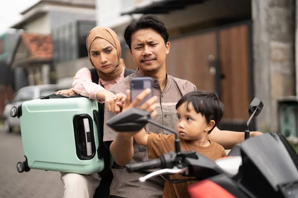 Keluarga Muslim Asia Mengendarai Sepeda Motor Bersama Sama Menggunakan Telepon — Stok Foto