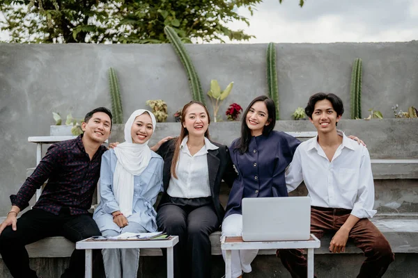 Sorridente Gruppo Giovani Imprenditori Asiatici Siedono Insieme Meeting All Aperto — Foto Stock