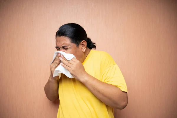 Viejo Asiático Hombre Sufriendo Gripe Usando Tejido Frotar Runny Nariz — Foto de Stock