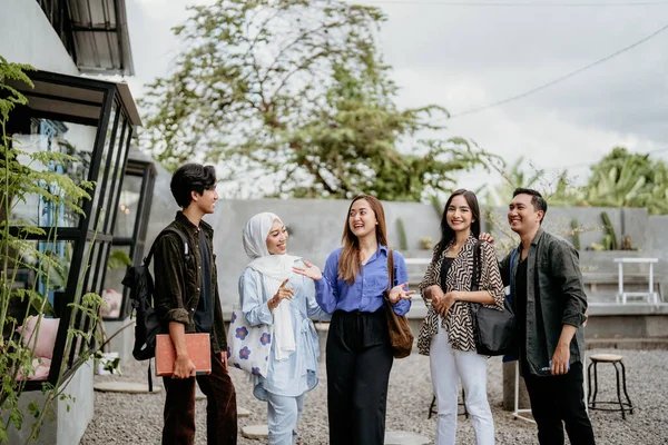 Mahasiswa Asia Berdiri Sambil Mengobrol Ruang Kerja Rekan Kerja Luar — Stok Foto