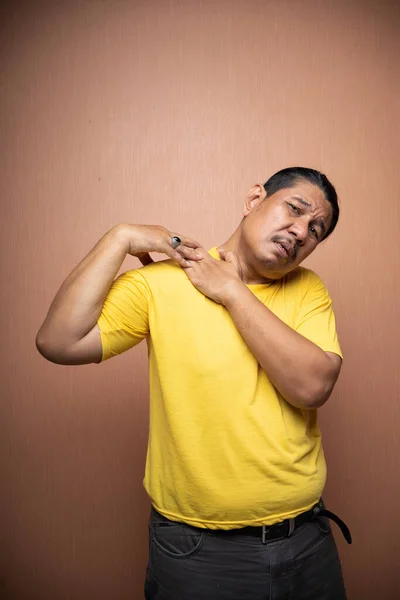 Old Asian Man Suffering Shoulder Pain Clenching His Shoulder Plain — Stock Photo, Image