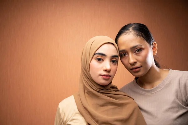 Frauen Mit Hijab Und Ohne Hijab Cremefarbenem Shirt Posieren Vor — Stockfoto