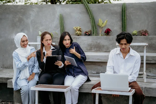 Teman Perempuan Menghindari Teman Laki Laki Menggunakan Laptop Saat Duduk — Stok Foto