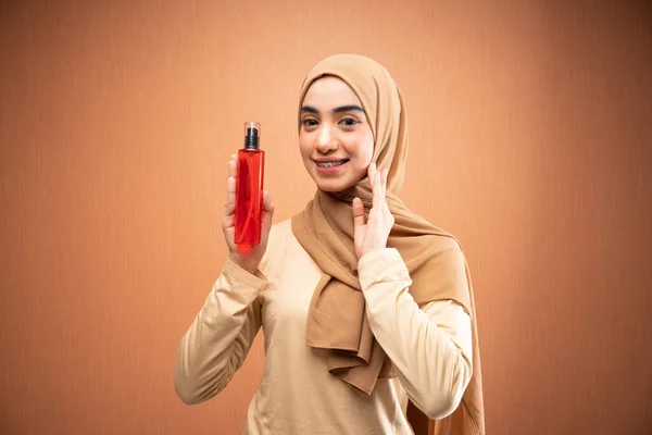Muslim Woman Wearing Cream Hijab Shirt Smiling While Applying Skincare — Stock Photo, Image